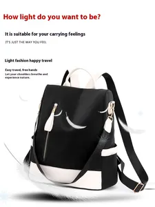 Vista dettagliata che mostra il design leggero dello zaino bicolore da donna.