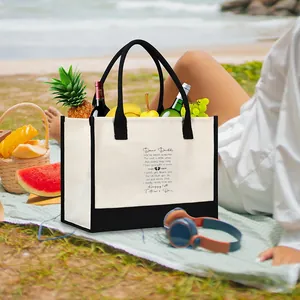 Detalle de bolsa de lona con poema del Día del Padre durante un picnic en la playa