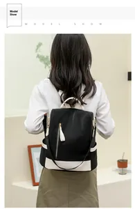 Vista posteriore di una donna che indossa uno zaino antifurto bianco e nero.