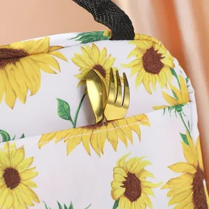 Vue détaillée de la poche extérieure pour couverts d'un sac à lunch isotherme tournesol