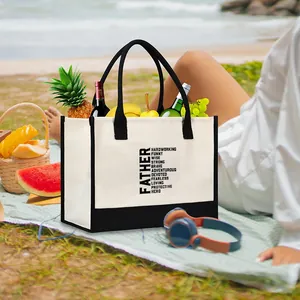 Bolso tote grande de lona con estampado Father en un picnic en la playa, detalle de estilo