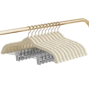 Beige antislip geflockte fluwelen hangers met verstelbare metalen clips voor broeken