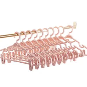 Juego de perchas de plástico rosa antideslizantes con clips ajustables para pantalones