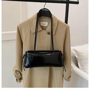 Sac à bandoulière baguette noir brillant chic et minimaliste avec nœuds décoratifs