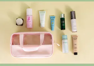 Grande trousse de toilette en PVC rose montrant le rangement de divers soins de la peau