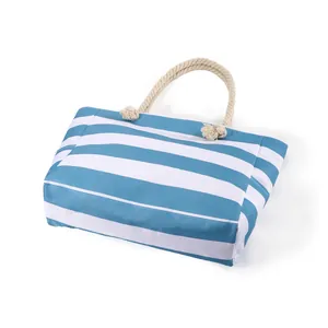 Vista dettagliata di una borsa da spiaggia a righe bianche e blu con manici in corda