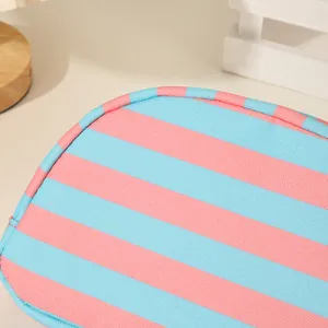 Gedetailleerde close-up van de roze en blauw gestreepte canvas make-up tas textuur.