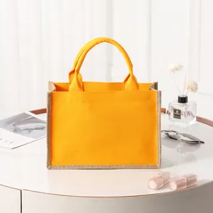Bolso tote moderno de yute y lona amarilla con acabado texturizado en ambiente hogareño.