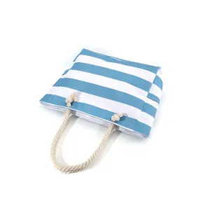 Borsa da spiaggia grande in tela a righe blu e bianche con manici in corda robusta.