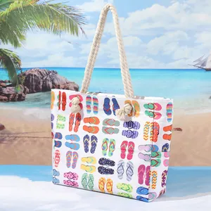 Grande borsa mare in tela con stampa colorata di infradito e manici in corda spessa da donna
