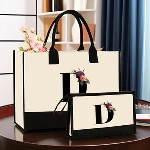 Vue détaillée de l'ensemble sac fourre-tout et trousse avec imprimé floral D.