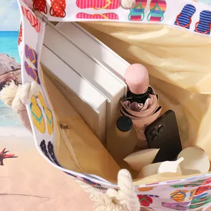 Vista dettagliata dell'interno di una grande borsa da spiaggia con articoli da viaggio