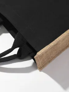 Primer plano detallado que muestra la textura y costuras de lona negra y yute natural.