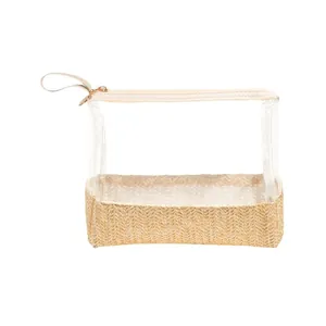 Elegante neceser transparente con base de paja tejida y cremallera dorada de calidad