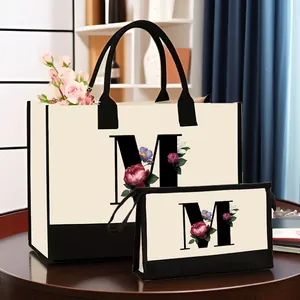 Gros plan d'un ensemble cabas en toile et trousse de maquillage avec imprimé floral M