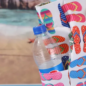 Primo piano della pratica tasca laterale con bottiglia d'acqua su una borsa da spiaggia