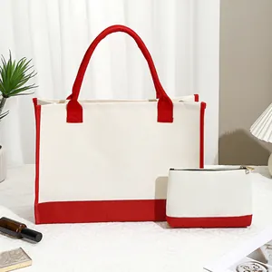 Vue détaillée de l'ensemble de sac fourre-tout et pochette en toile avec bordure rouge