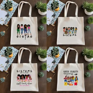 Collage con cuatro bolsas de lona impresas con temas de empoderamiento y viajes