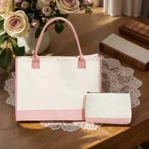 Détail de l'ensemble sac cabas en toile et trousse cosmétique rose sur table en bois
