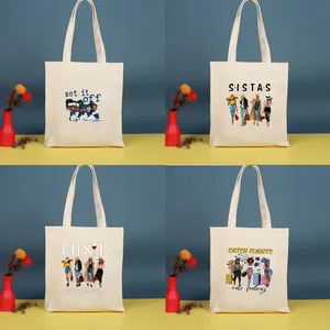 Cuatro bolsas de lona con diversas ilustraciones de moda y frases en inglés.