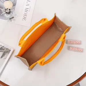 Bolso tote moderno de yute y lona en contraste con un forro interior impermeable