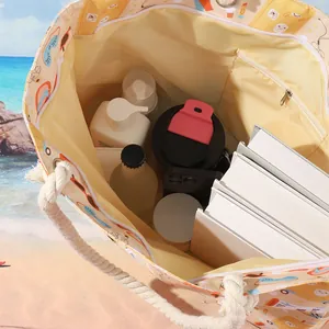 Vista dettagliata dell'ampio spazio interno di una borsa da spiaggia estiva stampata
