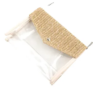 Bolso sobre de PVC transparente y paja con correa de cadena plateada y cierre de presión