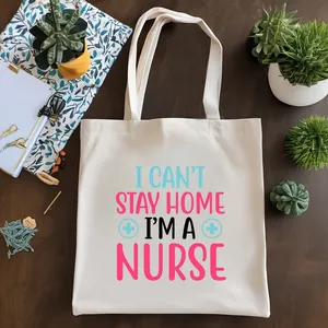 Vista detallada de bolsa de lona con estampado 'I'M A NURSE' sobre fondo de madera