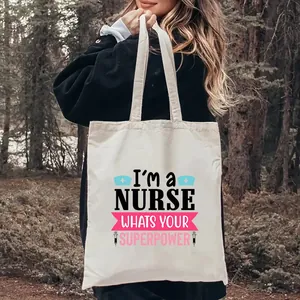 Vista de cerca del eslogan 'I'm a Nurse' impreso en un bolso de lona color crema ligero