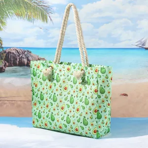 Dettaglio della grande borsa da spiaggia con stampe di avocado e manici in corda