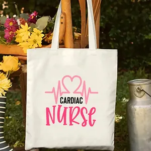 Primer plano de una bolsa de tela de algodón blanco con el estampado Cardiac Nurse