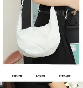 Détail du sac hobo à texture froissée avec bandoulière réglable
