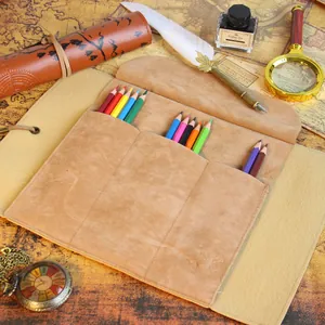 Vista dettagliata dell'astuccio a rotolo in pelle PU vintage con fessure multiple