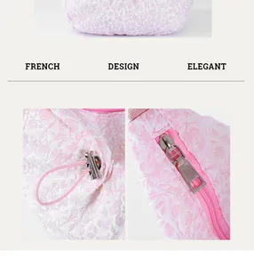 Détail macro du sac floral rose montrant la fermeture éclair et le cordon réglable
