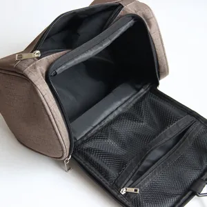 Vue intérieure détaillée montrant les poches en filet et compartiments de la trousse