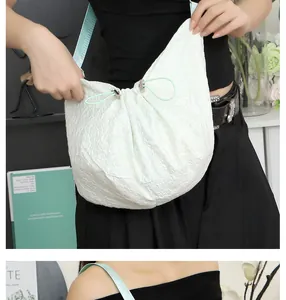 Vue détaillée du sac nuage plissé blanc avec bandoulière réglable sur le mannequin