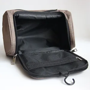 Vue détaillée du compartiment principal spacieux et du crochet de suspension de la trousse.