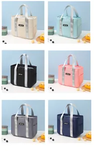 Isolierte Lunchtaschen-Kollektion in verschiedenen Farben mit silbernen Tragegriffen