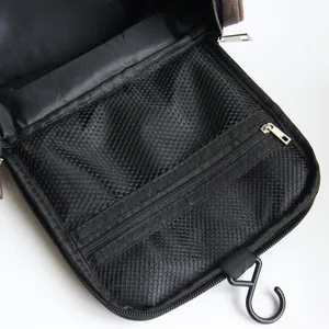 Détail des poches intérieures en filet et du crochet d'une trousse de toilette noire