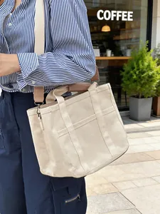 Detalle de un bolso tote de lona grande en un entorno de estilo de vida al aire libre
