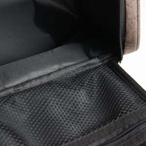 Vue rapprochée détaillée de la poche intérieure en filet noir d'un sac de voyage