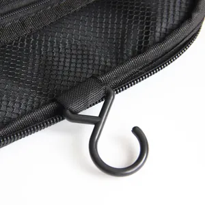 Gros plan montrant le crochet de suspension et la fermeture éclair de la trousse de toilette