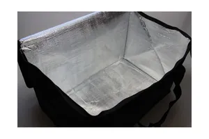 Detailansicht der silbernen Thermo-Isolierauskleidung in einer schwarzen Kühltasche.