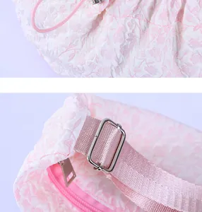 Détail du sac nuage à fleurs avec boucle réglable et texture de tissu doux