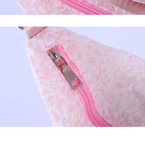 Détail de la texture florale rose et de la fermeture éclair métallique du sac nuage
