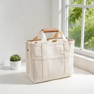 Bolso tote de lona minimalista con asa de cuero y múltiples compartimentos de gran capacidad.