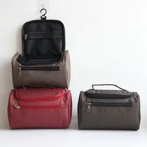 Vue détaillée d'une trousse de toilette suspendue avec poches filet