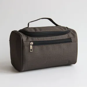 Trousse de toilette marron durable avec poignée solide et fermetures éclair en métal.