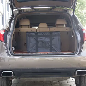 Große schwarze isolierte Liefertasche im Kofferraum für Camping und Lebensmitteltransport