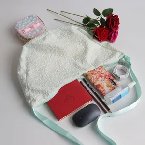 Sac à bandoulière nuage vert menthe montrant une grande capacité de rangement quotidien